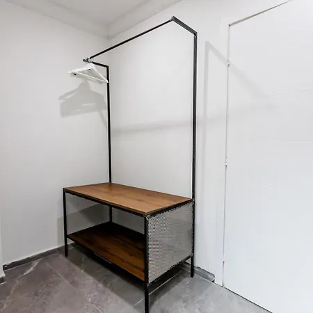 B2 Delux Studio Saffron